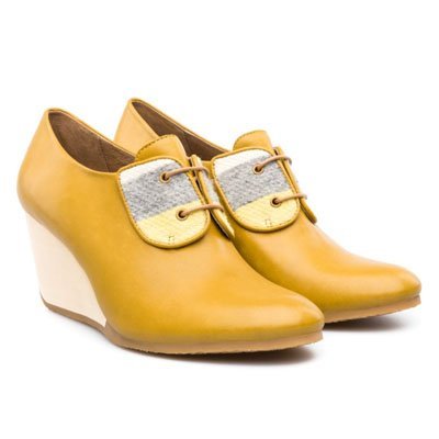 Zapato con cordones y tacón en cuña de la marca Camper